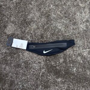 Nike Angled Zip Pocket Expandable Waistpack for running